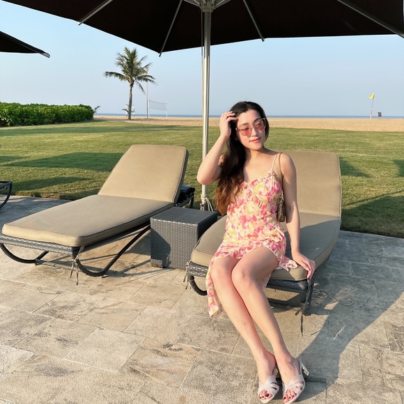 Meet your Posher, Stephanie - Picture 1 of 2